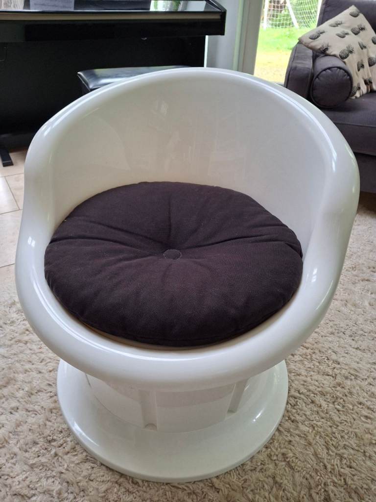 Childs storage seat