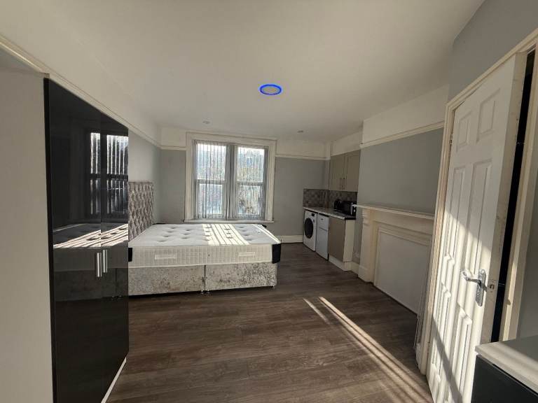 *** Modern Ensuite Double Room with kitchnette BD7 ***