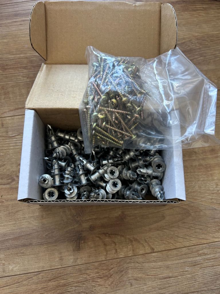 Metal plasterboard fixings 