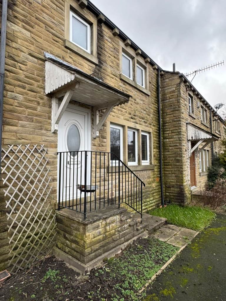  Spacious three bedroom town house in a very popular area of Heaton.  BD9 4RX 