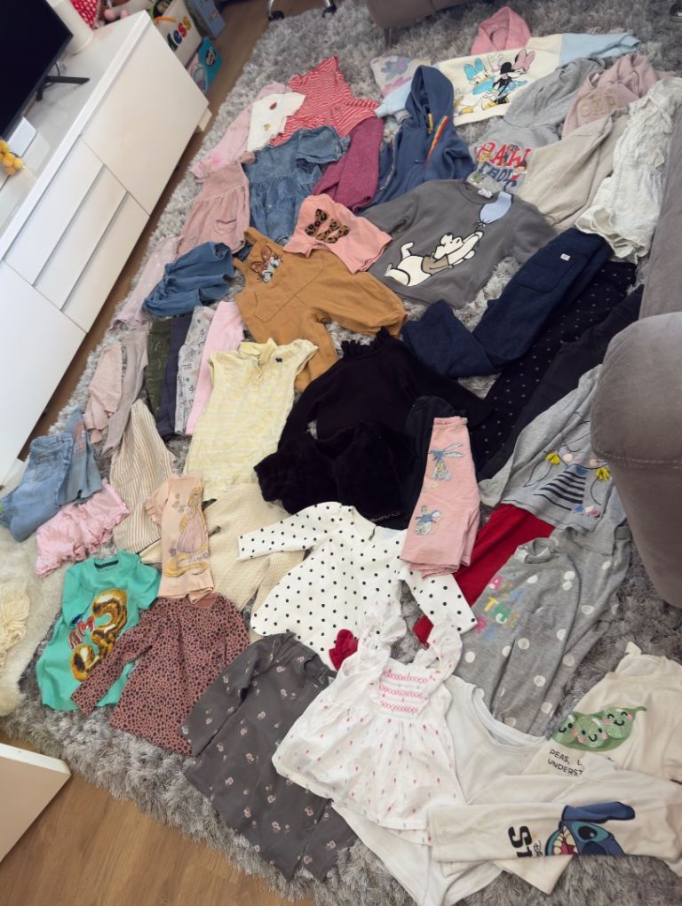 Large bundle of girls clothes age 3-4 (few 2-3) 
