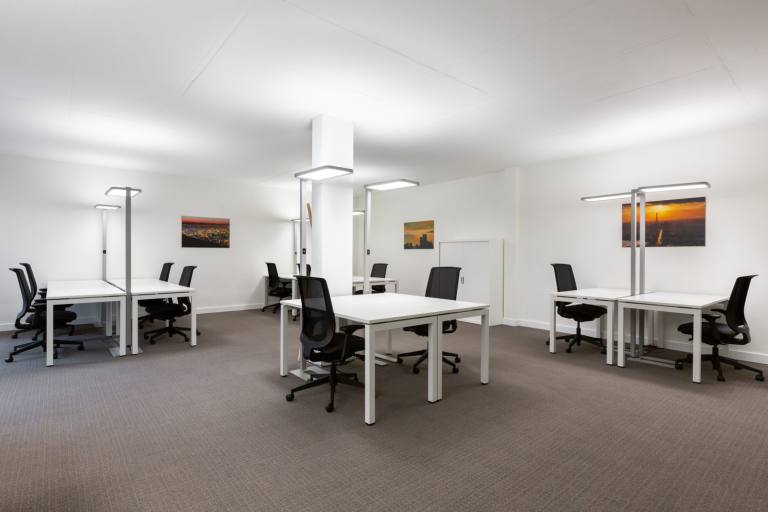 Romsey - SO51 9AQ \ Large Office Space for Up to 15 Desks