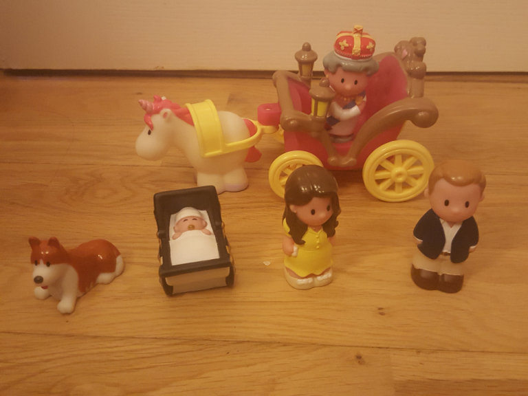 ELC HAPPYLAND ROYALS WILLIAM, KATE & BABY GEORGE QUEEN & CORGI CARRIAGE FIGURES LOT