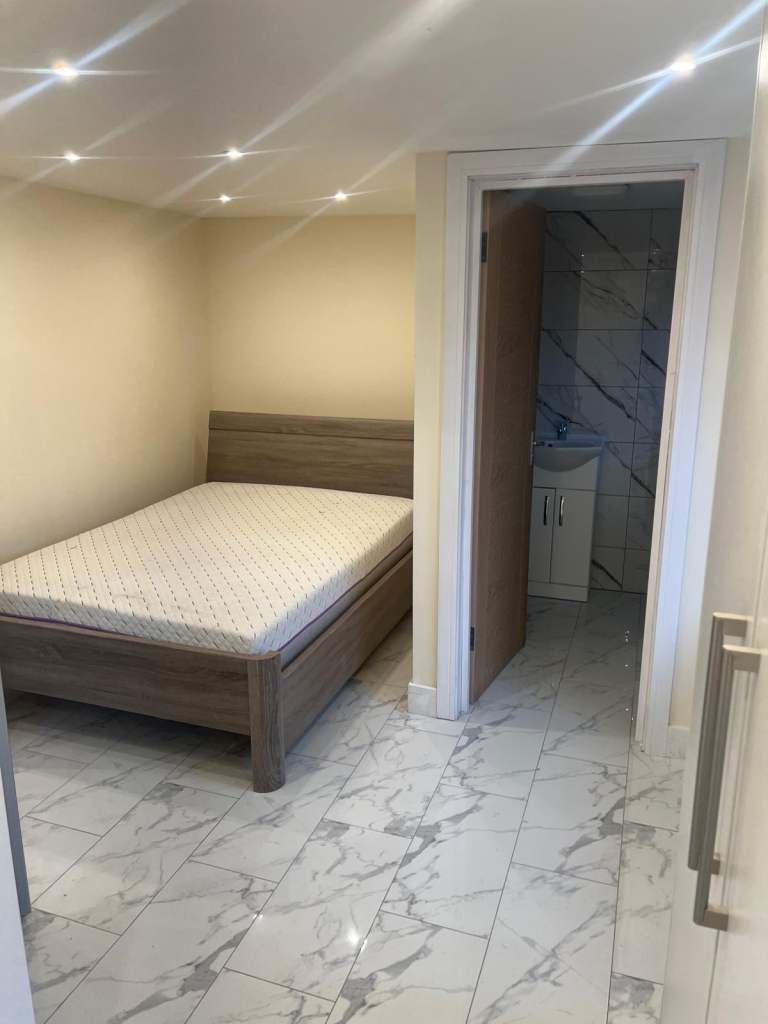 Studio Flat To Rent – UB48LE – £950 PCM – Available from 1st March INCLUDED ALL BILLS 