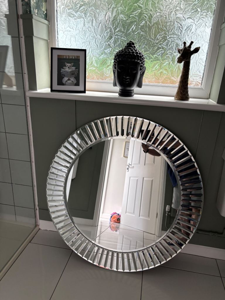 Round Silver Mirrored Wall Decor –.     Excellent Condition