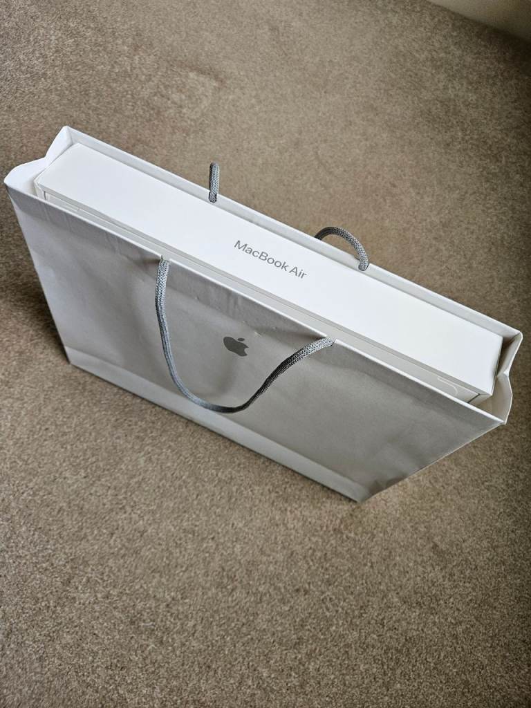 Cardboard box and bag for Apple Macbook Air 15 M5 (2026)