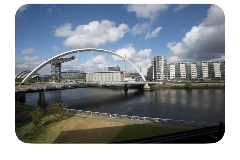2 Bedroom Modern Flat on River Clyde at Sqinty Bridge