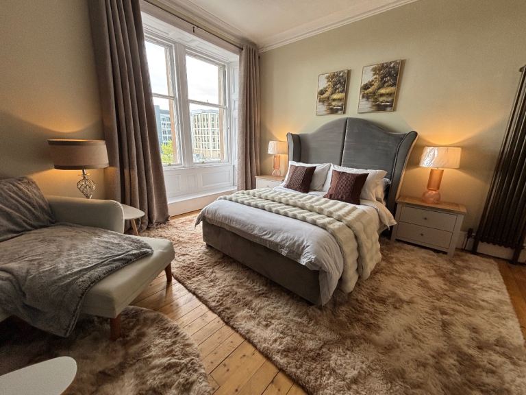 Large double room in a two bedroom flat in Dundee