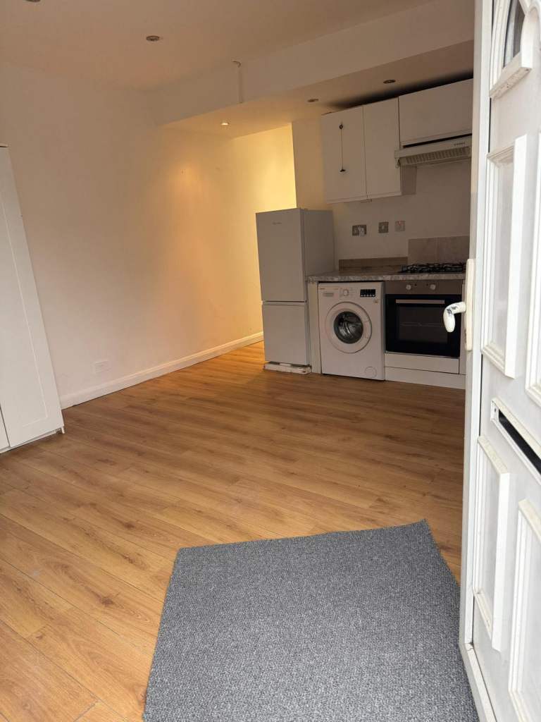 Bright and spacious 1 bed flat in Luton lu1 3dp