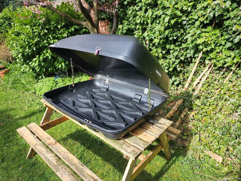HALFORDS Roof Box with THULE Roof Bars and Keys 🔑