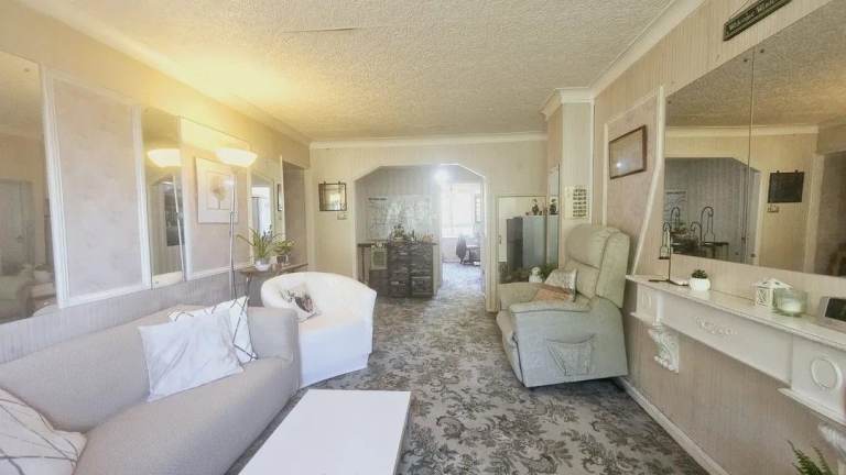 £415,000 (Guide Price) 3 Bed Duplex Flat Stepney E1 0PW (Vacant Possession - No Chain)