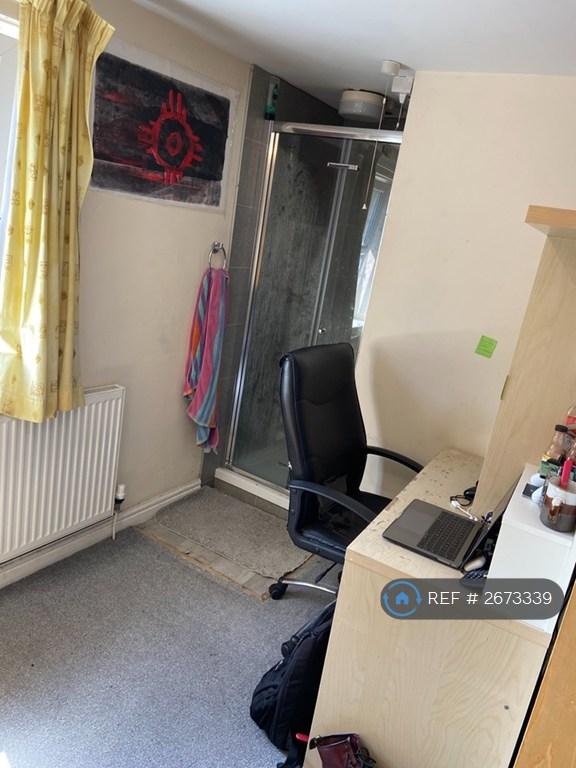 2 bedroom flat in Albany Road, Cardiff, CF24 (2 bed) (#2673339)
