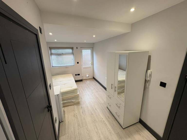 BENEFITS ACCEPTED - Studio Flat Available in Feltham Hounslow TW13