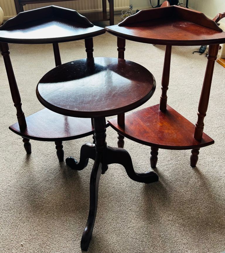 Collection of corner shelf units and side table 