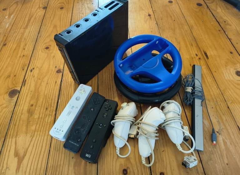 Nintendo Wii Console Bundle with Games and Accessories