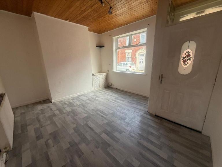 3‑Bed Terraced House | Henderson St Preston PR1 | £850 pcm | Garden & Parking