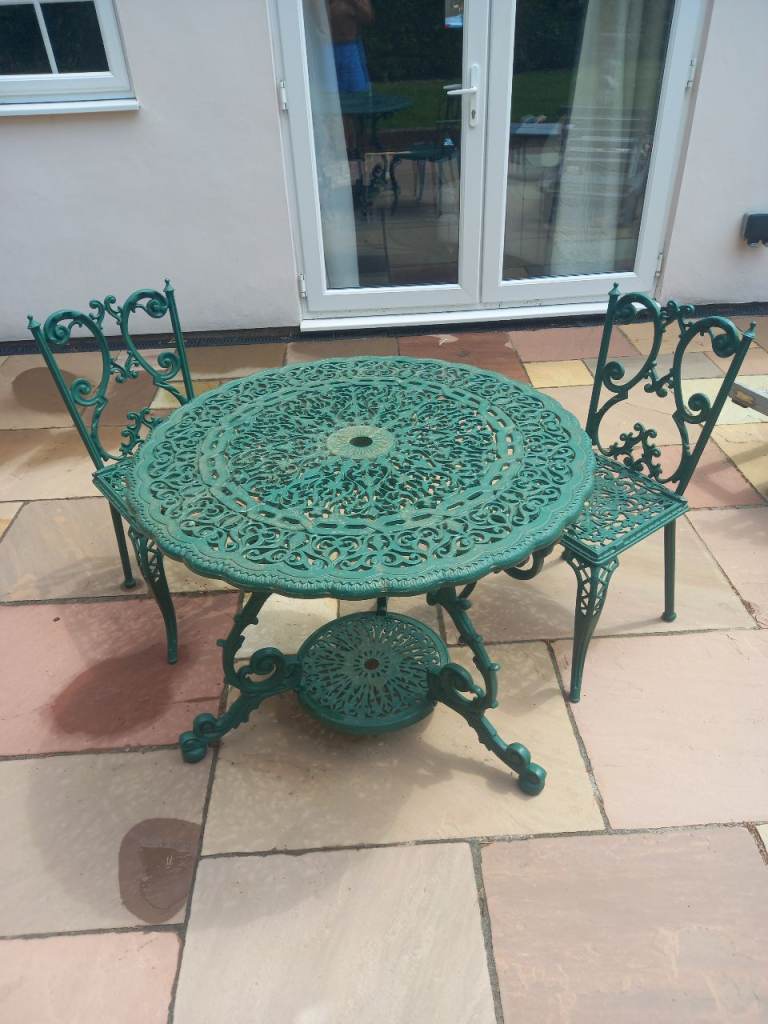 Patio set cast