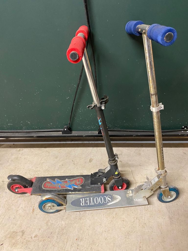 2 Kids scooters