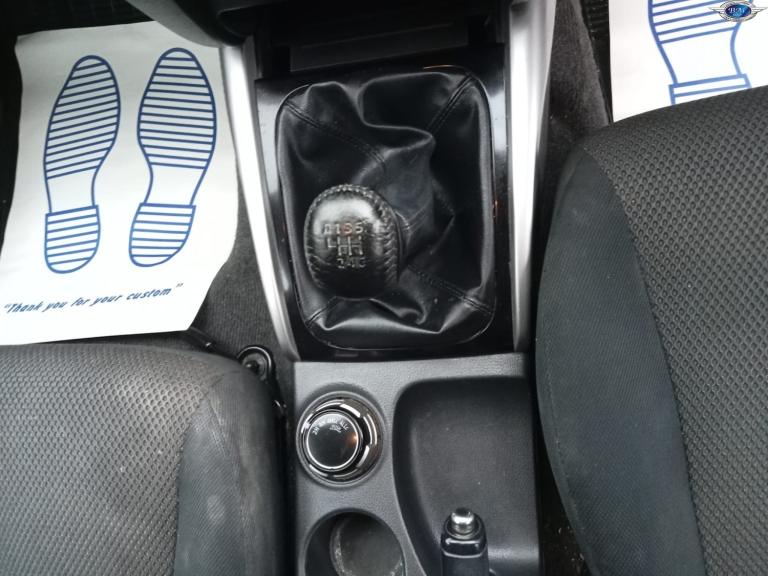 MITSUBISHI L200 2.4 DI-D DC Titan White Manual Diesel 2017