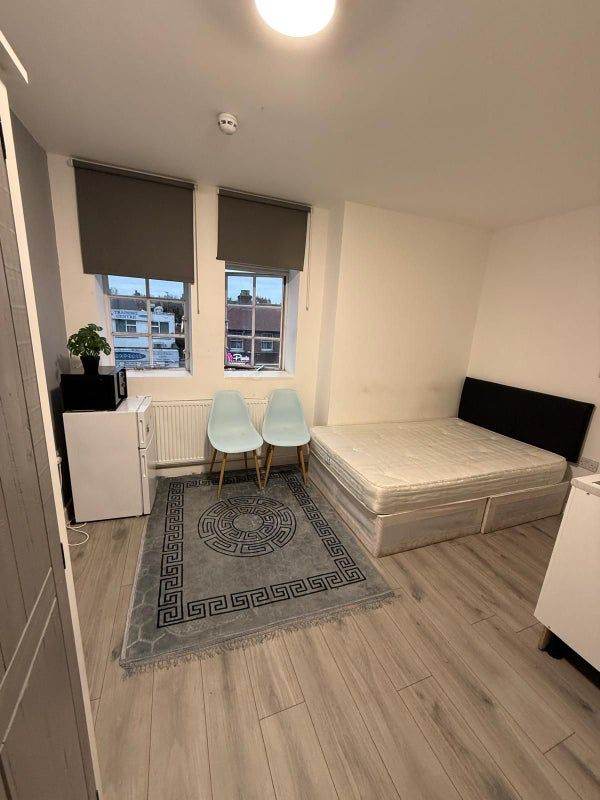 FULLY FURNISHED STUDIO FLAT TO RENT– EDGWARE, HA8 – £1,200 PCM (Bills Included)