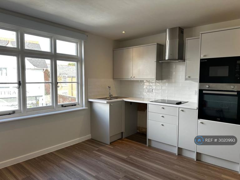2 bedroom flat in Avenue Road, Freshwater, PO40 (2 bed) (#3020993)