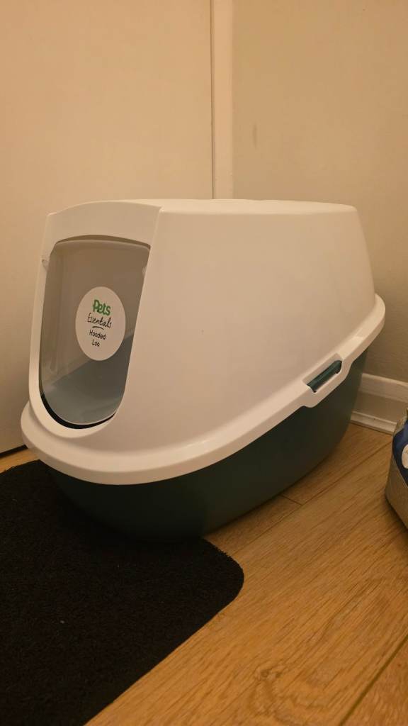 Hooded Cat Litter Tray + Premium Non-Clumping Litter + Mat – Excellent Condition