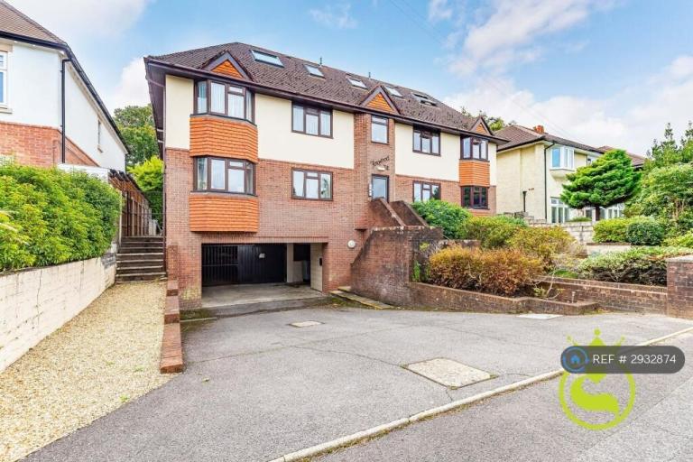 3 bedroom flat in Penn Hill Avenue, Poole, BH14 (3 bed) (#2932874)