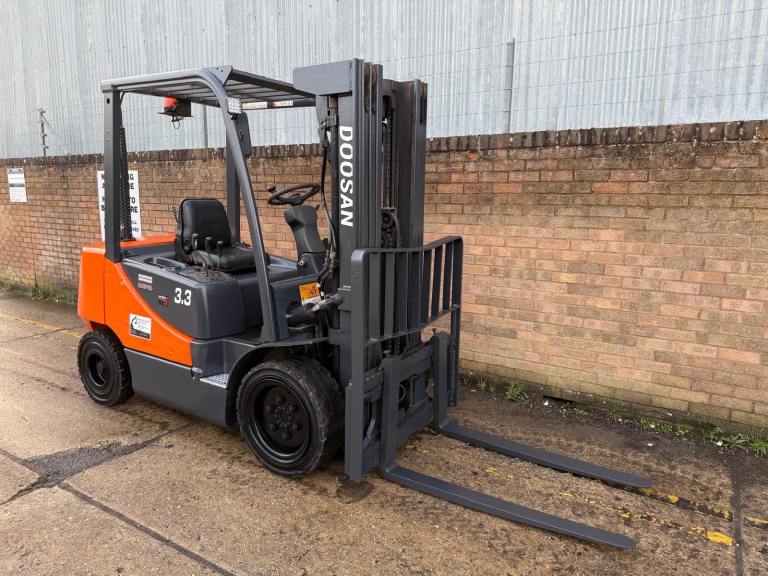 2009 Doosan 3.3ton diesel forklift, container triple mast 