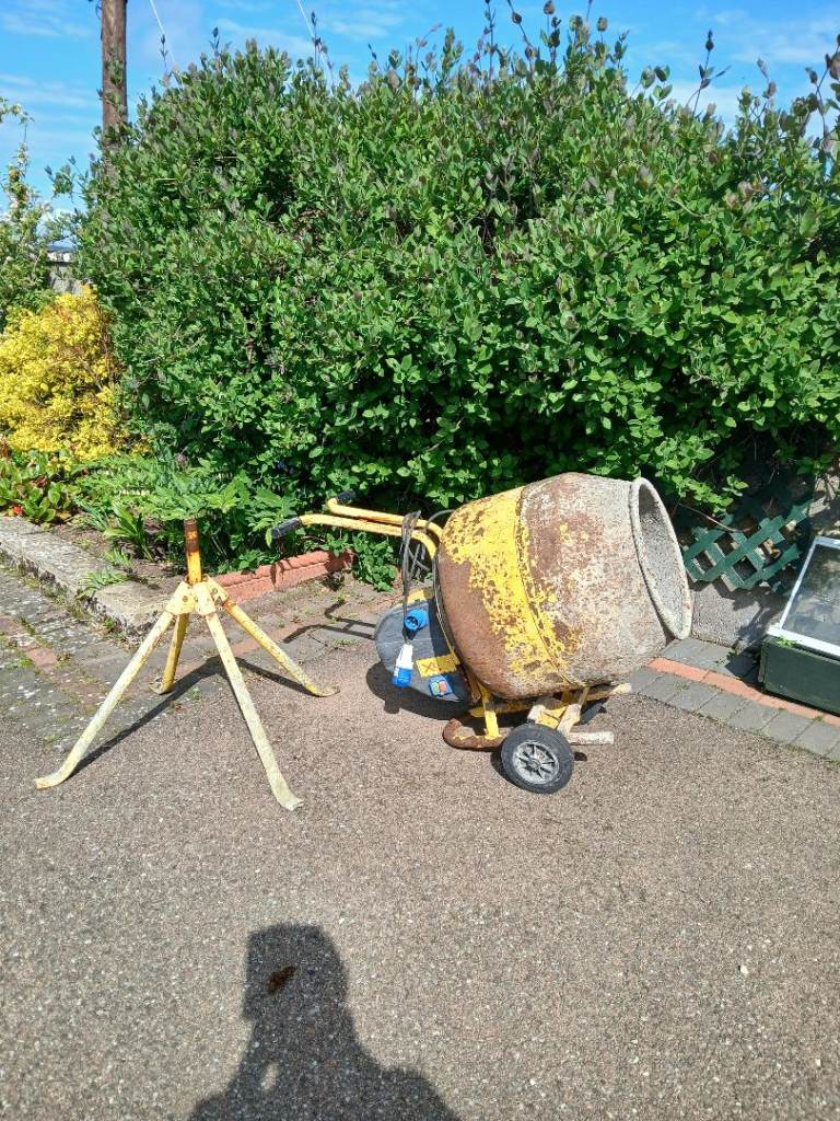 Electric cement mixer