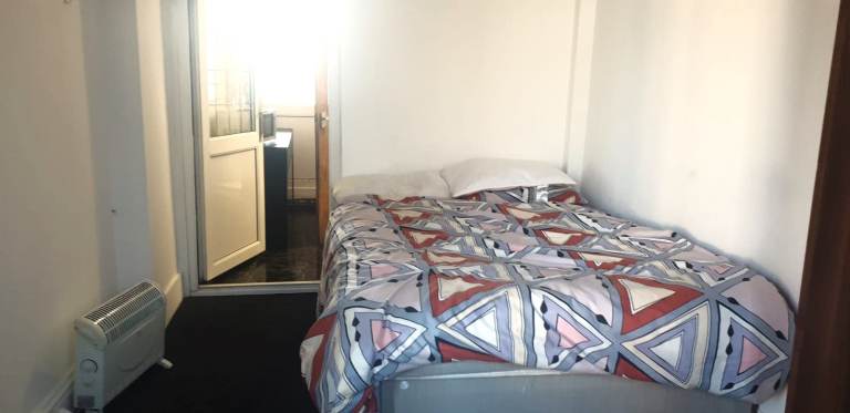 4 bedroom house + through lounge + separate kitchen + drive way parking - HA3 available   