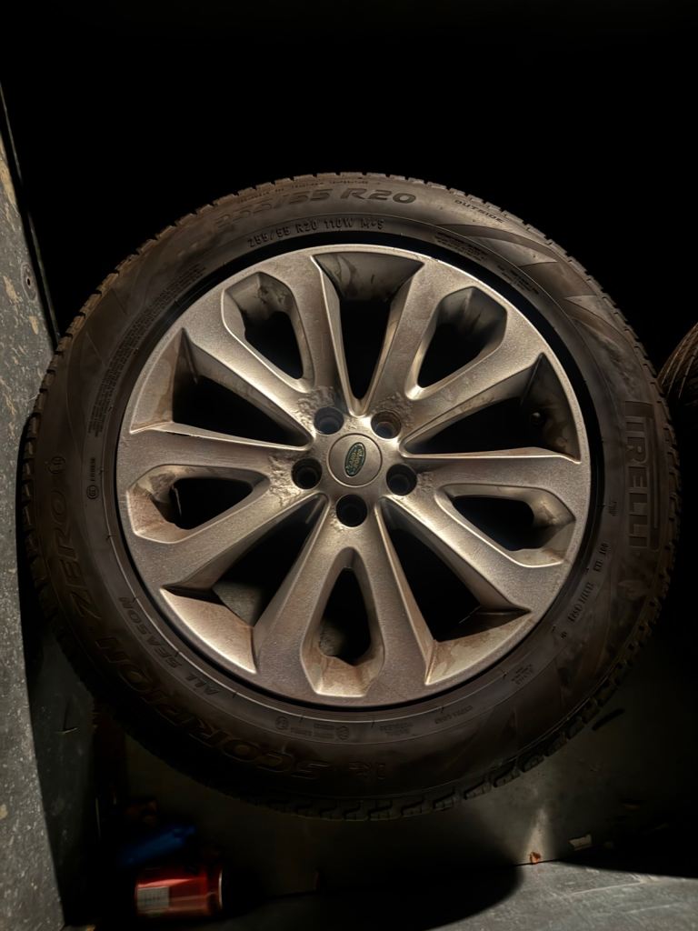 4 x 255 55 20 Pirelli tyres on Range Rover wheel