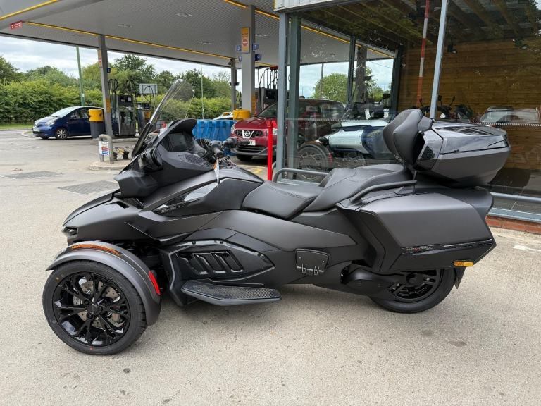 2025 Can-Am Spyder RT Limited 1330cc 6 speed semiauto trike Carbon Black