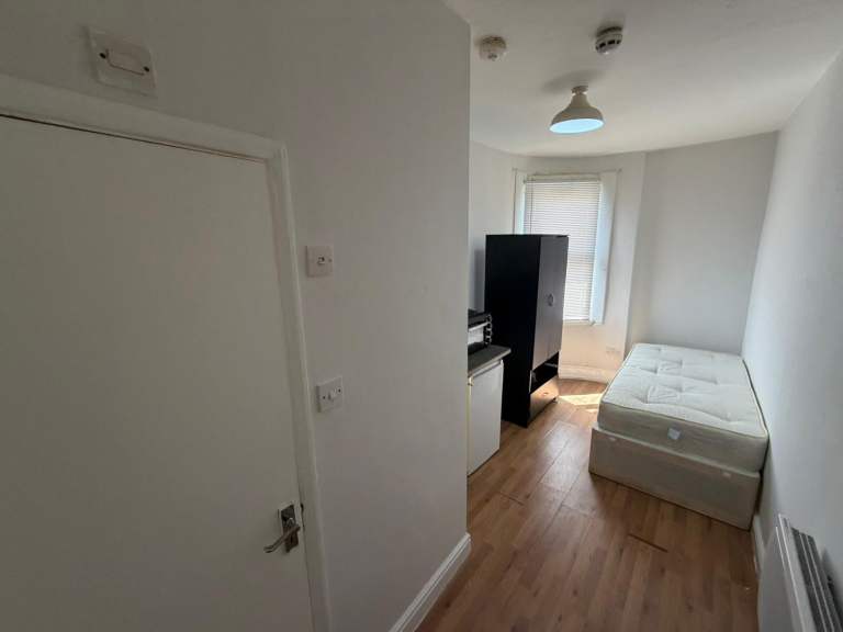 BENEFITS ACCEPTED - Self-Contained Studio Flat Available in Blackheath Greenwich SE3