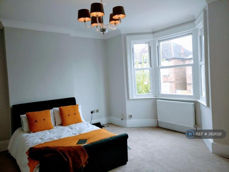 2 bedroom flat in Knighton Park Road, London, SE26 (2 bed) (#2821021)