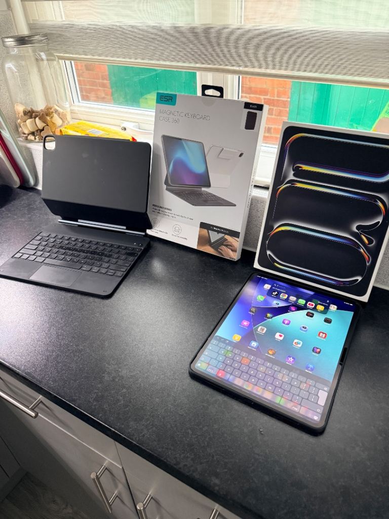 iPad Pro 13, 256gb, m5, 2025 with keyboard case