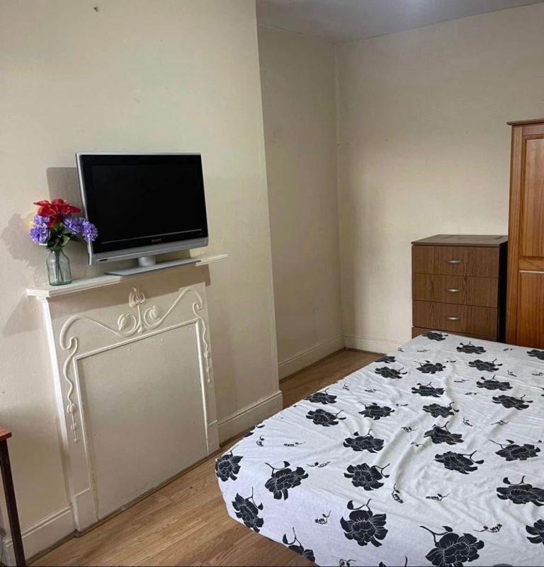 Double sharing bedroom available in fully furnished property 