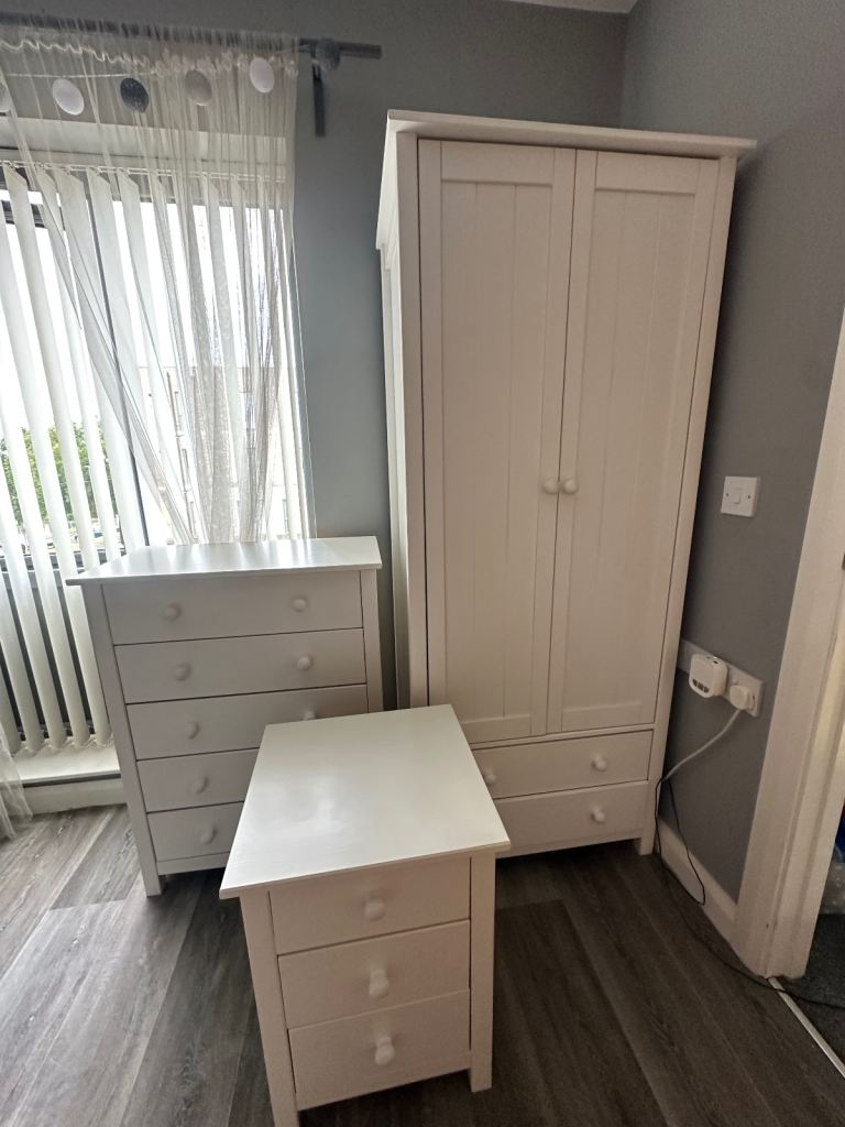 White Matching Bedroom Furniture Set – Wardrobe, Drawers & Bedside Cabinet