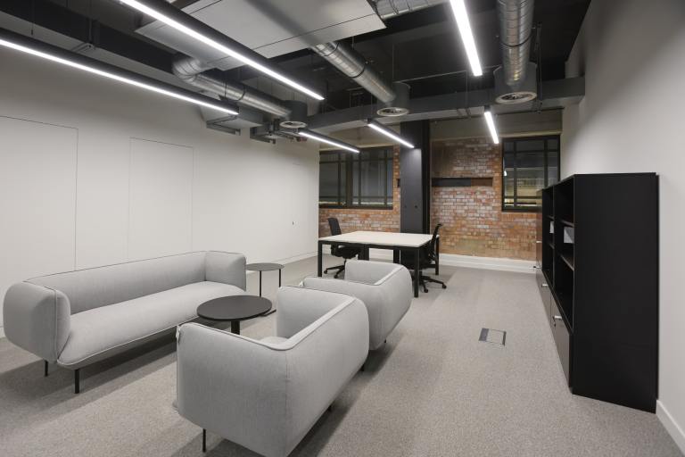 London - SW118BZ \ Ready-to-Use Office Space with 5 Desks