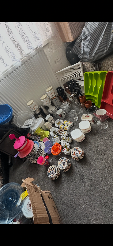 Assorted household / kitchen items 