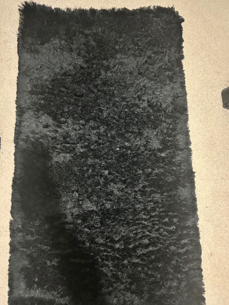 Black rug excellent condition 