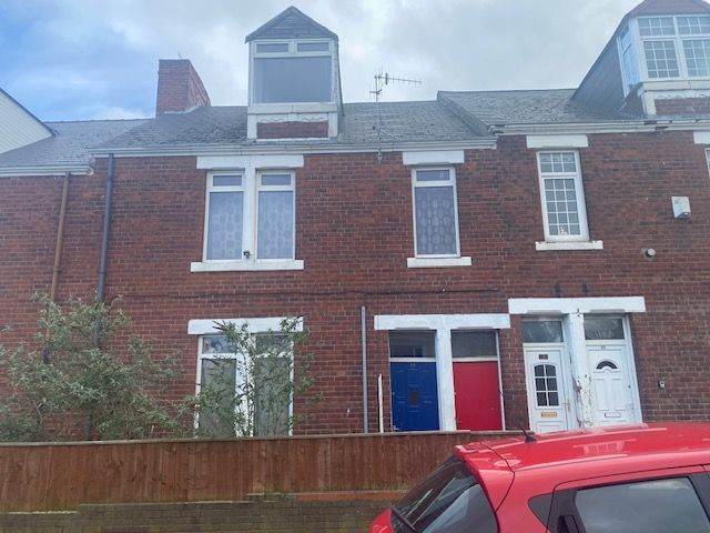 4 large flats or 14 rooms Gateshead Freehold Potential 60-70k income p/a
