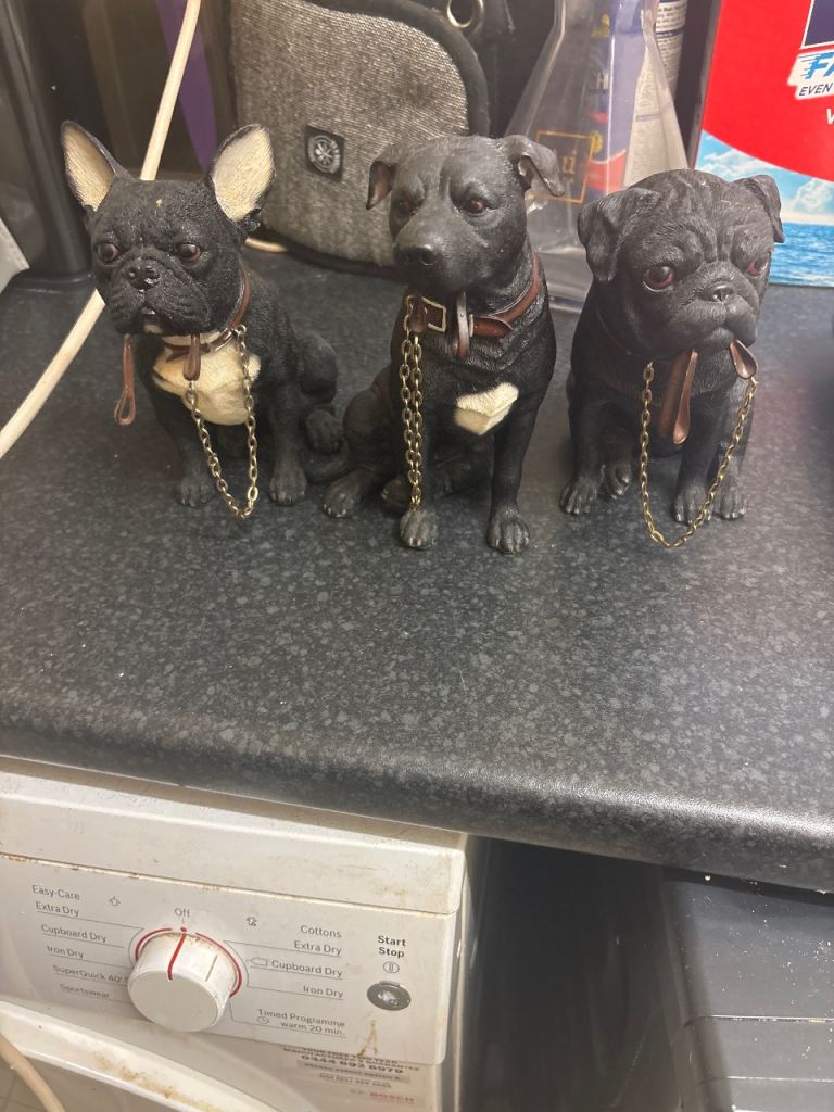 Dog figurines 