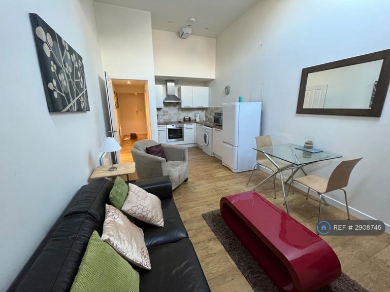 2 bedroom flat in Fraser House, Aberdeen, AB11 (2 bed) (#2908746)