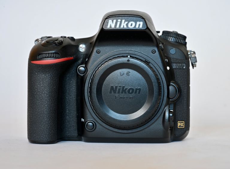 Nikon D750 body (only 554 clicks)