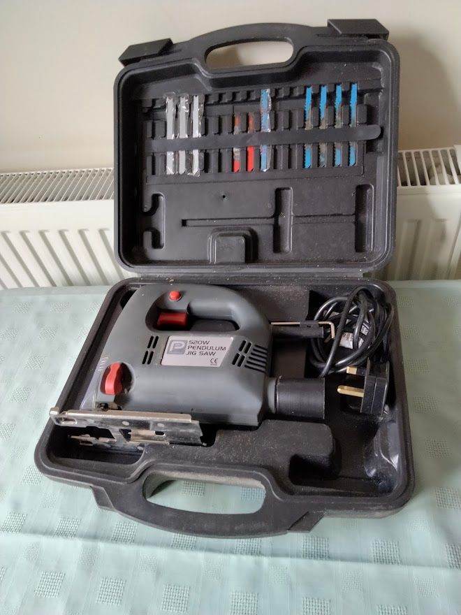 Jigsaw Power Saw with Case and Blades – Good Condition