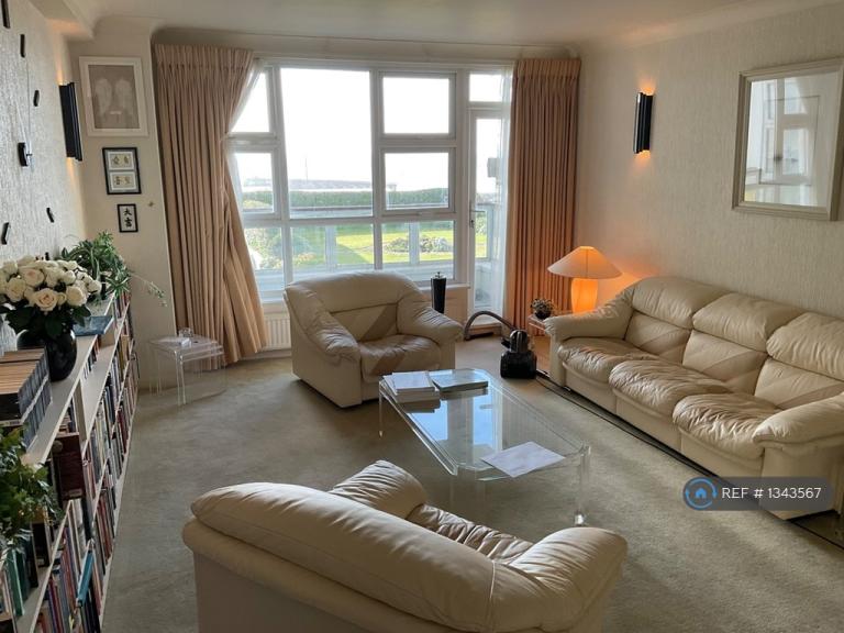 2 bedroom flat in Marine Drive, Brighton, BN2 (2 bed) (#1343567)