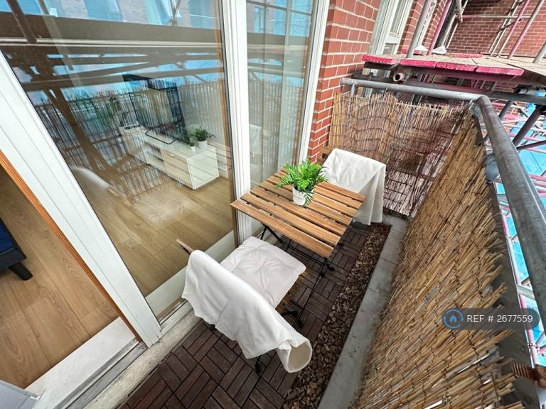 1 bedroom flat in Dyche Street, Manchester, M4 (1 bed) (#2677559)