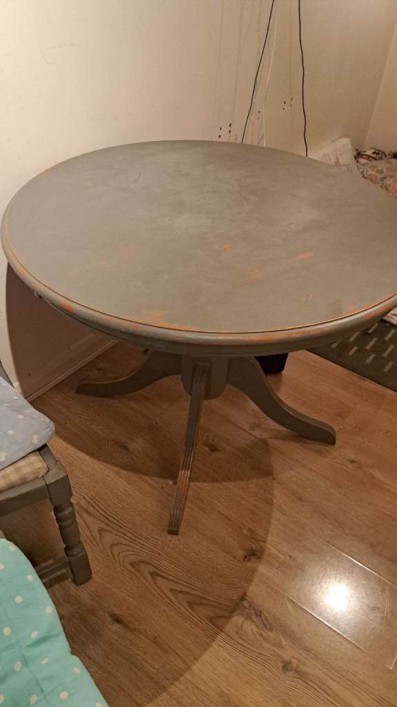 Round wooden table with 2 chairs 