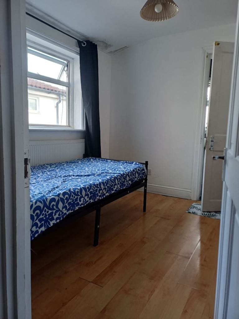 2 single rooms to rent for family or friends  of 2/3 members, £1300 