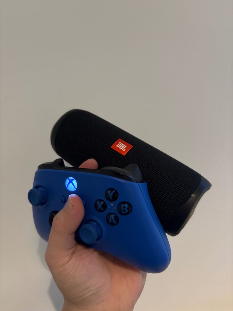 JBL Flip 5 Bluetooth speaker + Xbox One wireless controller (blue edition)